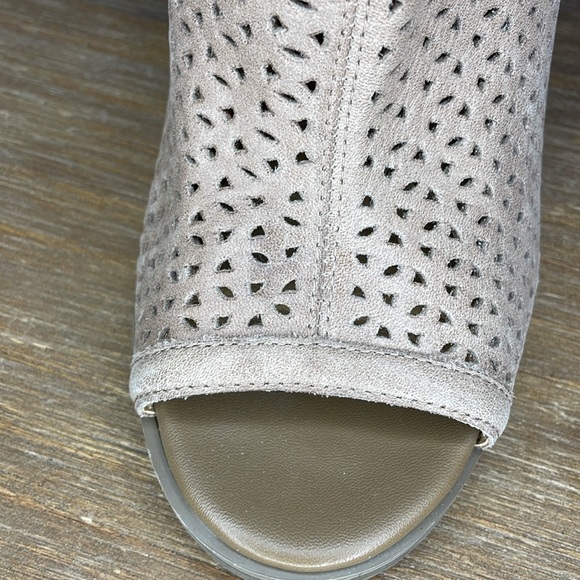 Lucky Brand Livey Women’s 9W Peep Toe Block Heel Tan Ankle Bootie - Picture 7 of 10